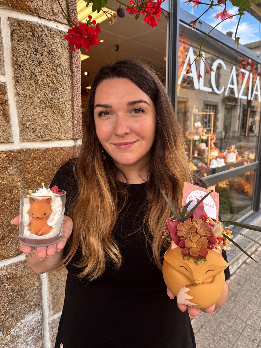 Louisa présente les créations d’automne devant la boutique Alcazia